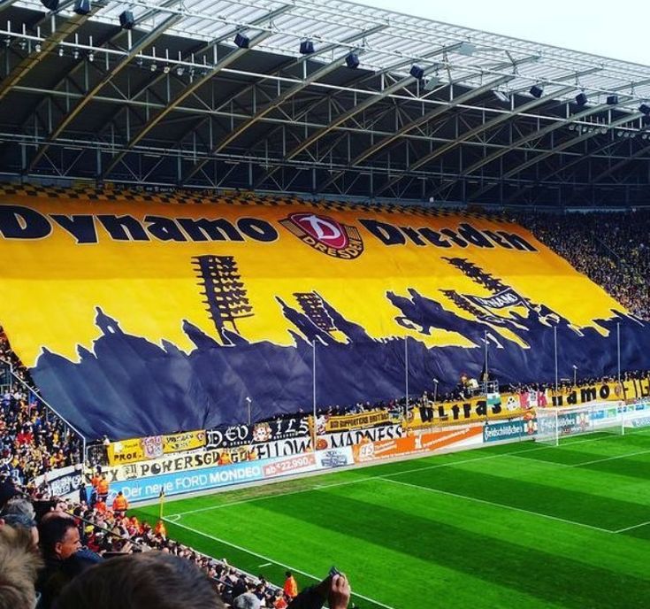 Østens knyttneve: Når fotballtribuner blir politiske&nbsp;slagmarker